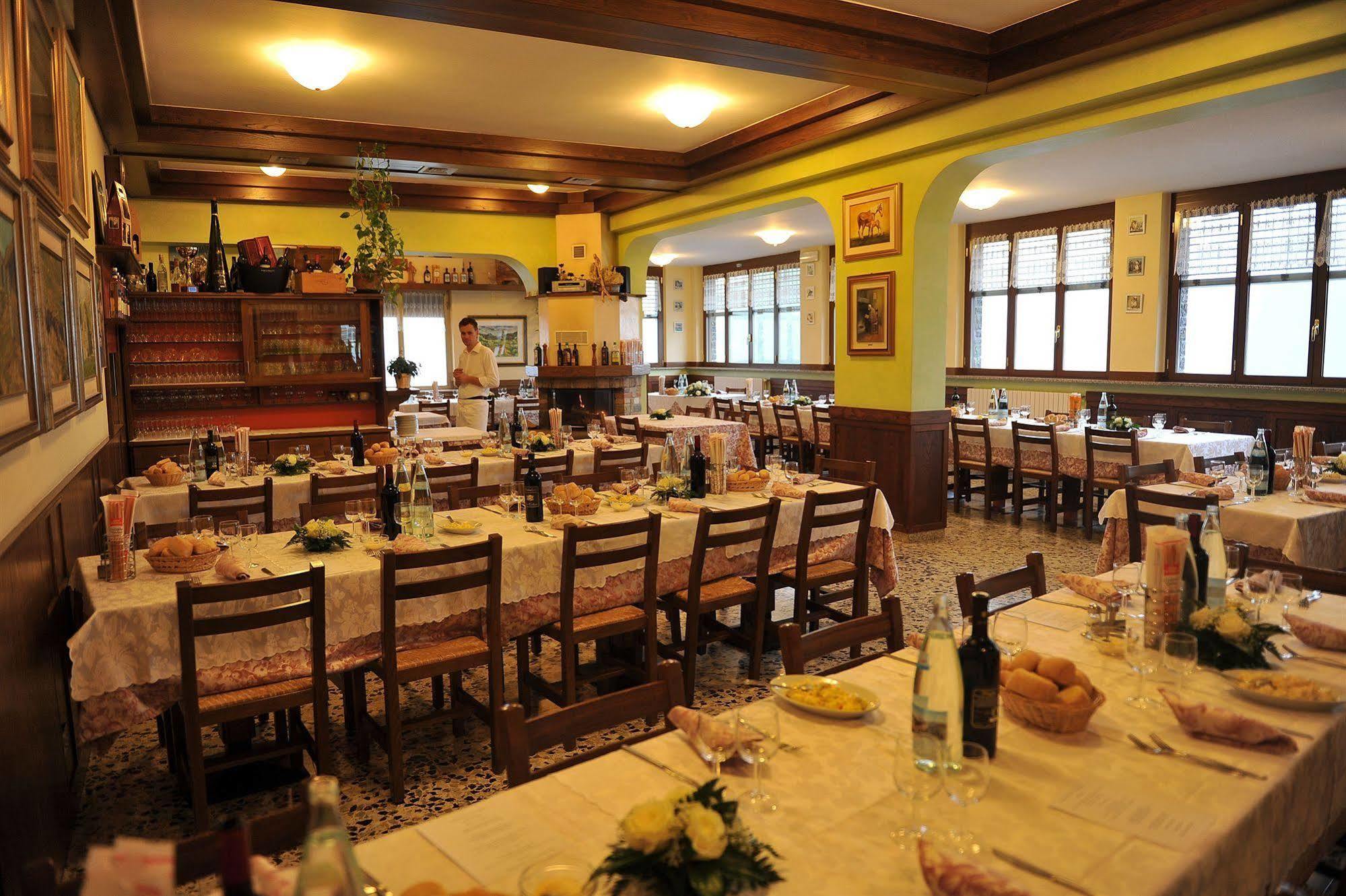 โรงแรมอัลเบอโก โมเดอโน Fuipiano Valle Imagna ภายนอก รูปภาพ