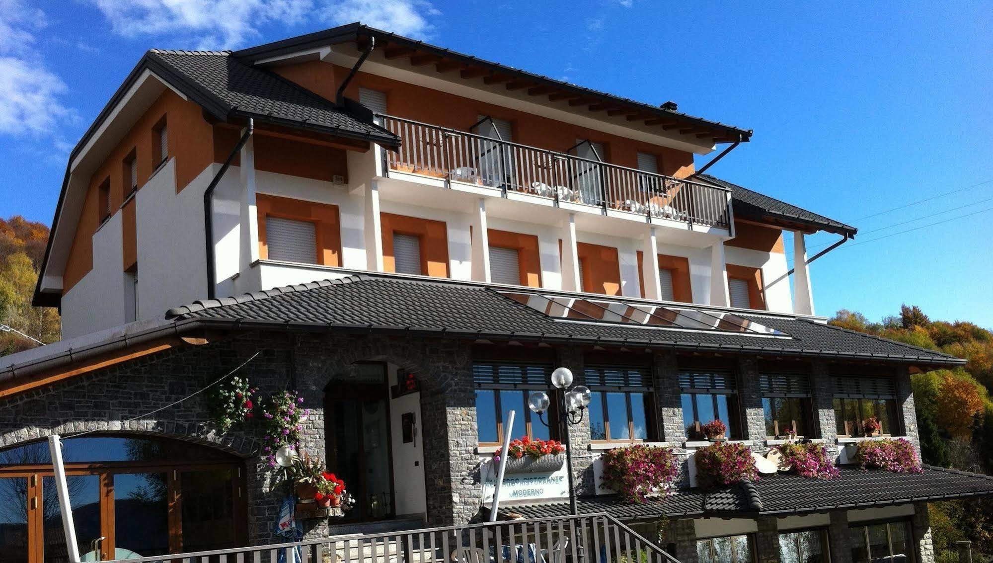 โรงแรมอัลเบอโก โมเดอโน Fuipiano Valle Imagna ภายนอก รูปภาพ